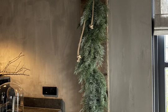 Ceder guirlande 120 cm aan jute touw